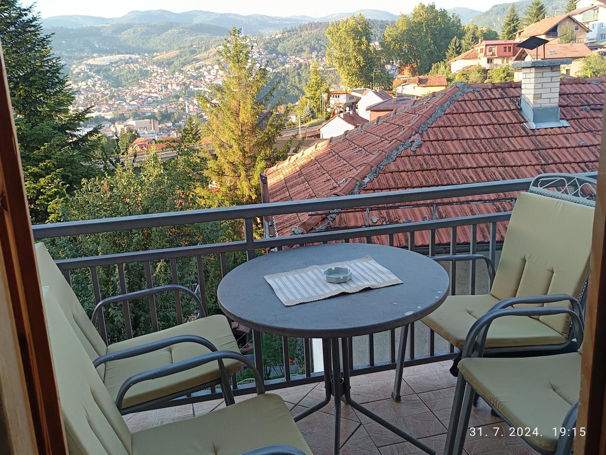 Amy * Sarajevo